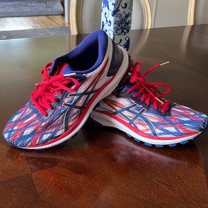 EUC Women Asics USA running shoes size 8.